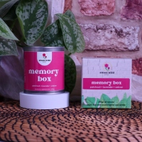 Sweet Wild Large Tin Candle - Memory Box - Best seller

Top notes: Bergamot, Orange, Green Leaf, Nutmeg, Pepper
Heart notes: Clover, Lavender, Patchouli, Amber

240gr  Vegan