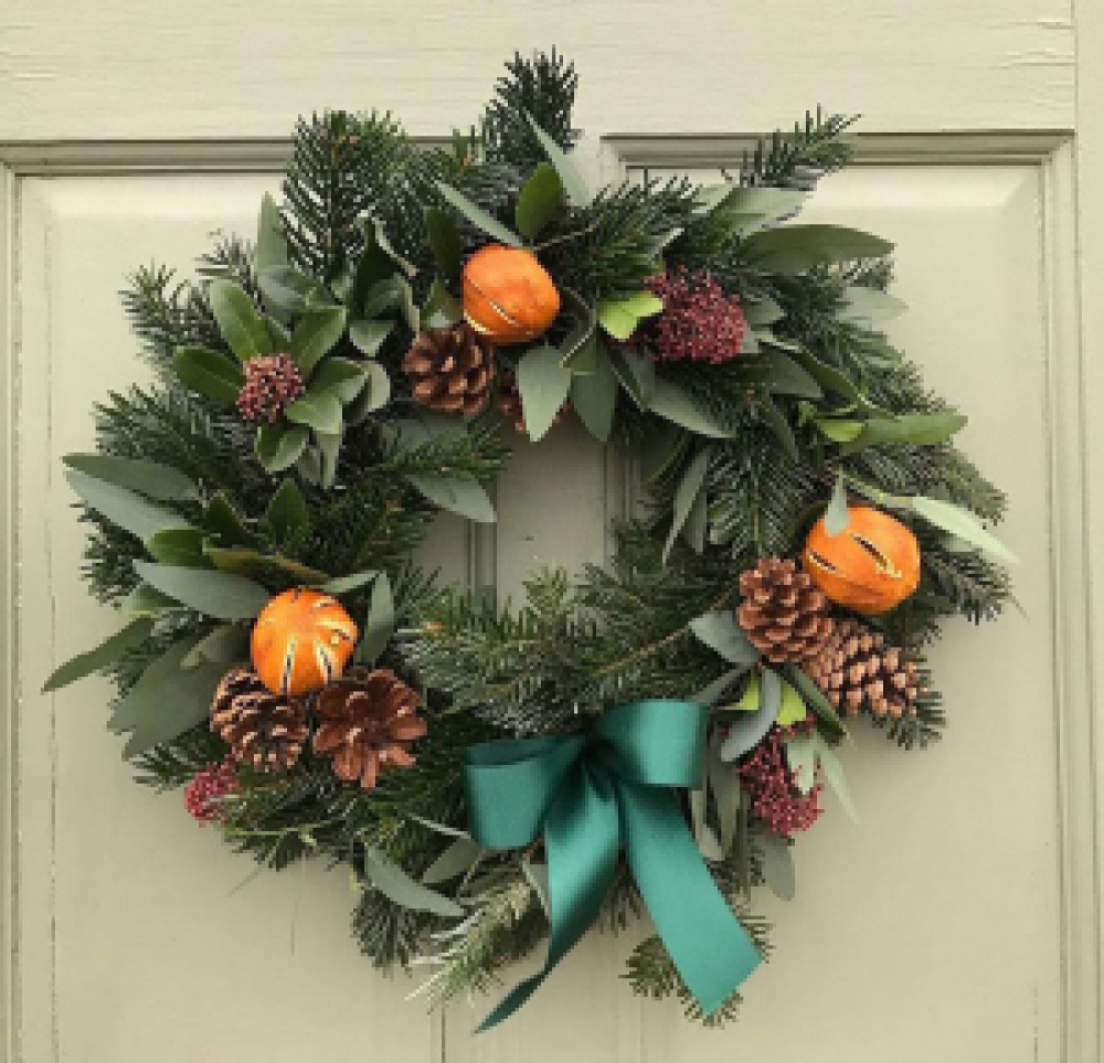 Fresh Spruce, Pine and Eucalyptus door Wreath